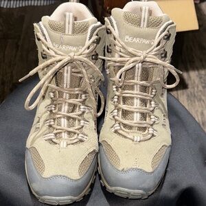 BEARPAW WOMENS HIKING BOOTS “like New”